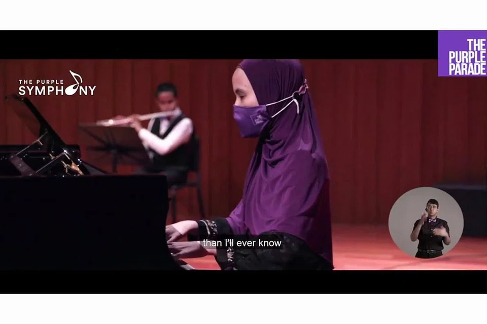 TAK KURANG BAKAT: Cik Siti Sakinah Zainal sebagai sebahagian anggota Simfoni The Purple mampu membuat persembahan dengan baik meskipun mempunyai masalah penglihatan. - Foto FACEBOOK THE PURPLE PARADE