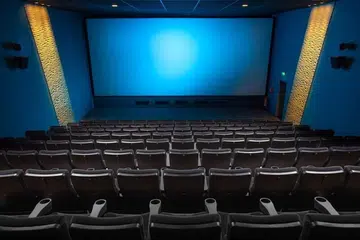 Penutupan mendadak pawagam ‘indie’, The Projector, pada 19 Ogos, dan pawagam Cathay Cineplexes pada 1 September, selepas wujud selama sedekad di Singapura, adalah gambaran betapa pawagam di sini kian pupus kerana populariti wadah penstriman, yang dekat di hati generasi muda, yang selesa menontonnya di keselesaan rumah mereka.