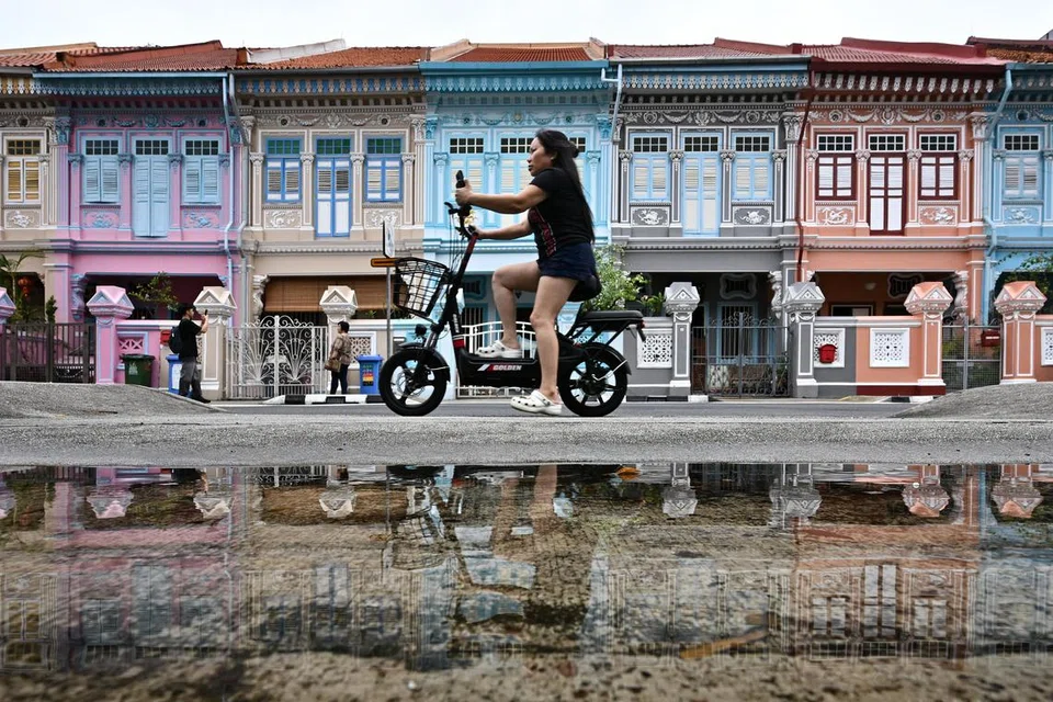 Rumah kedai berwarna-warni yang dilihat sepanjang Koon Seng Road berdekatan Geylang merupakan antara 800 bangunan di kawasan itu yang telah dipulihara oleh Penguasa Pembangunan Semula Bandar (URA) dalam usaha Lembaga Warisan Negara (NHB) menggalak masyarakat melestarikan warisan kejiranan mereka di bawah pelan induk, Pelan Warisan SG Kita 2.0.