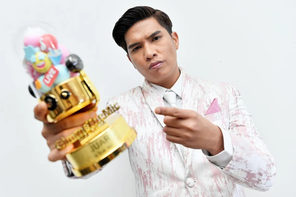 Penebar roti canai, Farhan Mustapha, menjuarai peraduan, ‘TikTok LIVE X Astro Gimme The Mic Malaysia’, dan bakal mewakili Malaysia ke peraduan global francais program itu.