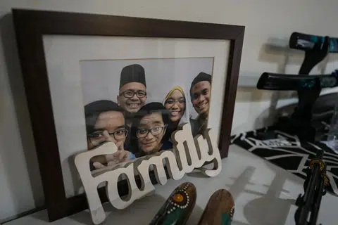 Encik Mohammad Razib Samsudin (bersongkok) dan Cik Anisah Salim (dua dari kanan) bersama tiga anak mereka (dari kiri) Cik Nur Laila, Cik Nuruljannah dan Encik Muhammad Azeem. 