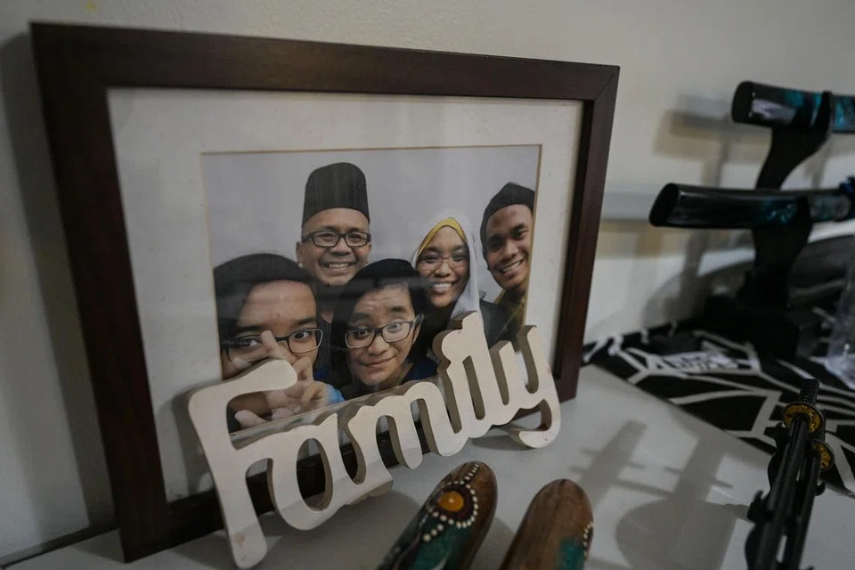 Encik Mohammad Razib Samsudin (bersongkok) dan Cik Anisah Salim (dua dari kanan) bersama tiga anak mereka (dari kiri) Cik Nur Laila, Cik Nuruljannah dan Encik Muhammad Azeem. 