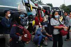 MAHU PULANG KE KAMPUNG HALAMAN: Penumpang sedang menunggu bas di Jakarta untuk pulang ke kampung halaman mereka, perjalanan yang dikenali sebagai mudik, menjelang sambutan Aidilfitri di Indonesia. 