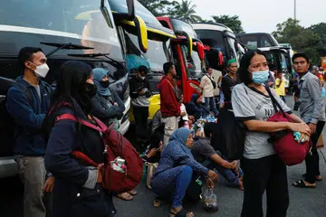 MAHU PULANG KE KAMPUNG HALAMAN: Penumpang sedang menunggu bas di Jakarta untuk pulang ke kampung halaman mereka, perjalanan yang dikenali sebagai mudik, menjelang sambutan Aidilfitri di Indonesia. 