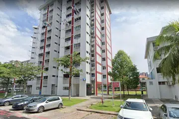 MAYAT DITEMUI DI SINI: Polis menemui mayat Cik Huang Baoying di salah satu unit blok 602, Clementi West Street 1 pada 4 Mei lalu. - Foto TANGKAP LAYAR GOOGLE MAPS