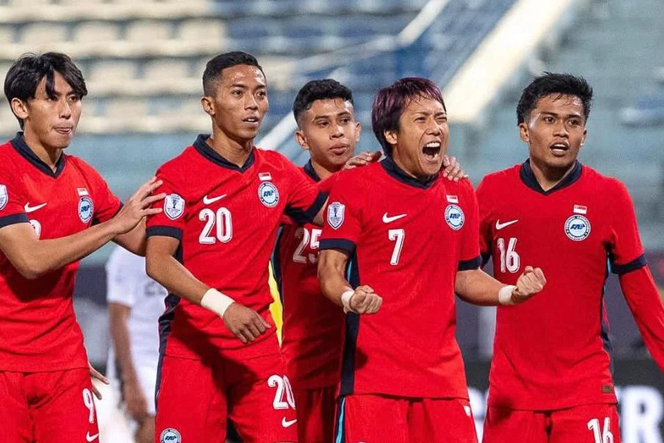 Kyoga Nakamura (dua dari kanan) menyambut jaringan penaltinya bersama rakan sepasukan ketika menentang Timor-Leste. Ia merupakan gol pertamanya buat Singapura. 