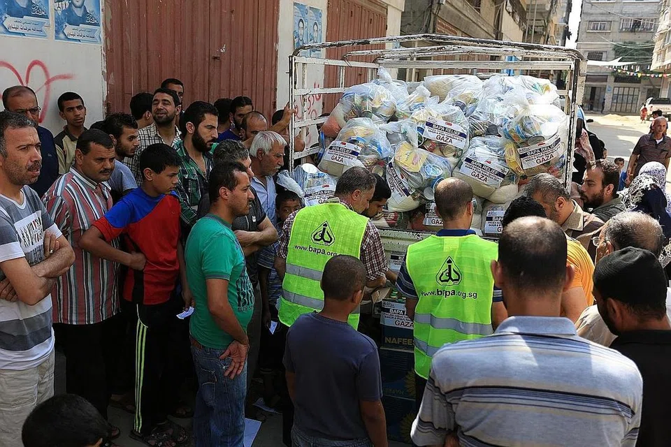 SEMARAK RAMADAN: Bantuan makanan yang disalurkan oleh Bapa Releif kepada penduduk Muslim di Gaza semasa Ramadan. - Foto BAPA RELIEF