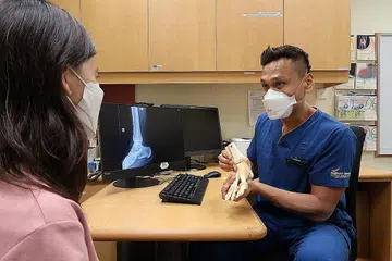 BAHAYA KORONAVIRUS: Menurut Dr Fadzil (kanan), koronavirus juga boleh menyebabkan sejenis keadaan yang diberi nama myokarditis, yang merupakan keradangan otot jantung. - Foto CGH