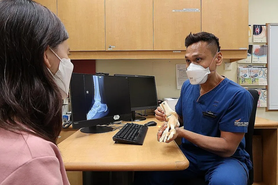 BAHAYA KORONAVIRUS: Menurut Dr Fadzil (kanan), koronavirus juga boleh menyebabkan sejenis keadaan yang diberi nama myokarditis, yang merupakan keradangan otot jantung. - Foto CGH