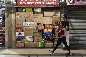 SENI DI PUSAT MAKAN: Acara tarian kontemporari 45 minit yang dihasilkan oleh syarikat tarian Singapura, P7:1SMA, bagi edisi ke-12 program Seni dalam Kejiranan Anda, yang berlangsung dari hari ini hingga 24 Mac. - Foto P7:1SMA LTD