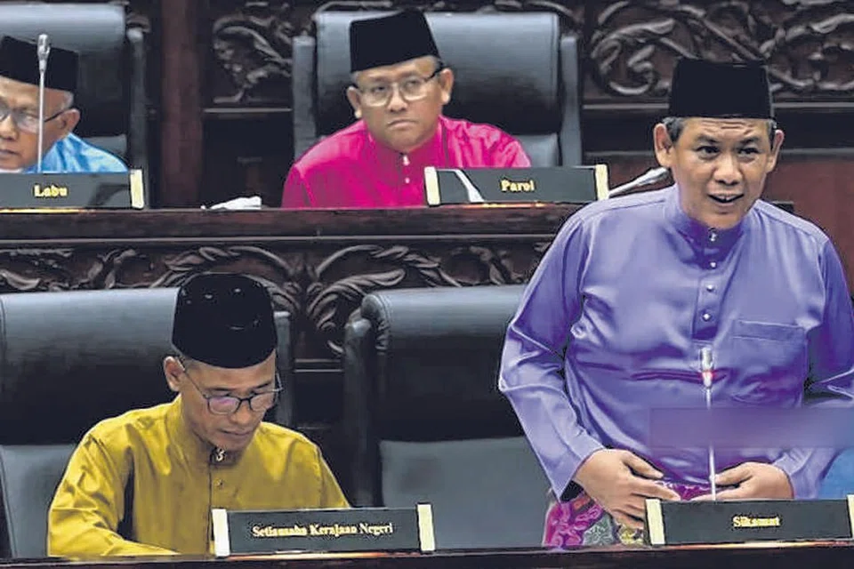 ANTARA FAKTOR PENENTU: Ketua Menteri Negeri Sembilan iaitu Dato' Seri Aminuddin Harun (kanan) adalah anggota Parti Keadilan Rakyat (PKR) yang memantapkan kerajaan Pakatan Harapan (PH), selain Adun Parti Tindakan Demokratik (DAP) dan Parti Amanah Negara (Amanah) yang dijangka tetap utuh mendokong PH. - Foto NST