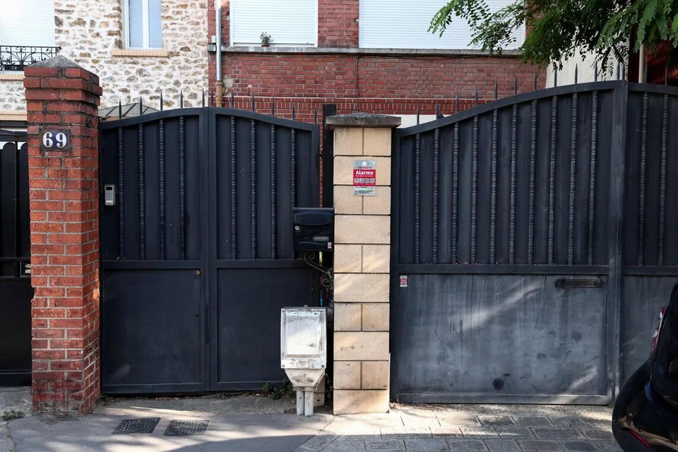 Kediaman pencari bakat model Daniel Siad di Colombes, pinggir barat laut Paris, dirakam pada 22 Julai, dua hari selepas beliau ditemukan mati di rumah berkenaan. Siad dituduh merekrut wanita untuk Jeffrey Epstein dan berdepan beberapa aduan, termasuk dakwaan rogol serta pemerdagangan manusia. Pihak berkuasa Perancis membuka siasatan bagi menentukan punca kematiannya dan mengarahkan bedah siasat dijalankan.