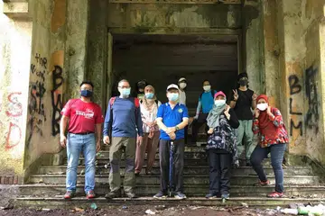 DALAMI SEJARAH: Encik Khairizan (tengah, depan) melawat tapak Istana Woodneuk yang terletak berdekatan Holland Road yang dikendalikan Encik Sarafian (kiri) untuk mendalami sejarah Singapura dan Johor. - Foto ihsan SARAFIAN SALLEH