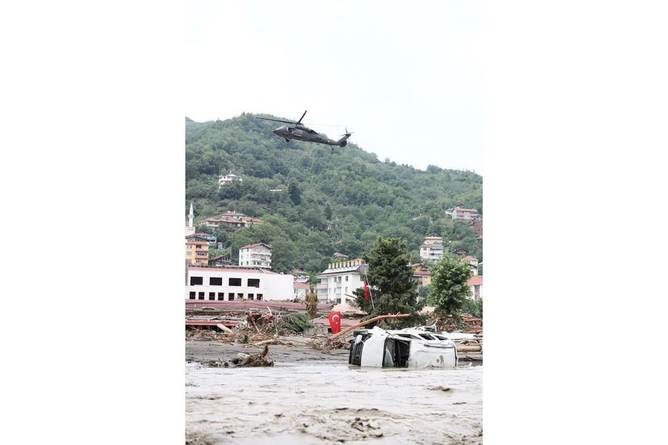 USAHA MENYELAMAT: Helikopter sedang terbang di kawasan banjir yang melanda bandar di Bozkurt, wilayah Kastamonu di Turkey. - Foto REUTERS
