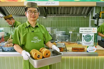 Pengasas Ameen Roti, Encik Harun Min, terkenal dengan ‘beef roti’ atau roti daging lembu berasal dari China. Ia menjadi hidangan utama di kedai tetap pertamanya di Haji Lane.