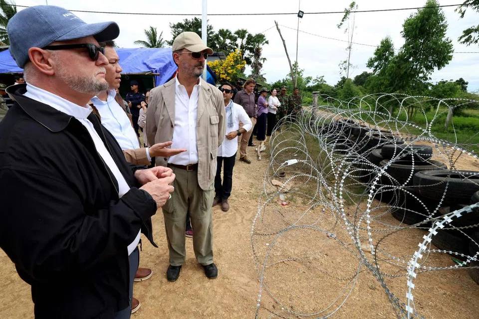 Foto yang dirakam dan dikeluarkan pada 22 Ogos 2025 oleh Agence Kampuchea Presse (AKP) menunjukkan para diplomat asing serta wakil pertubuhan antarabangsa, termasuk agensi Pertubuhan Bangsa-bangsa Bersatu (PBB), melihat kawat berduri dan tayar yang menurut pegawai Kemboja telah diletakkan oleh tentera Thailand di kawasan pertikaian sempadan Kemboja–Thailand di wilayah Banteay Meanchey. Pertikaian sempadan yang berlarutan antara kedua-dua negara Asia Tenggara itu memuncak menjadi konflik pada Julai lalu, melibatkan tembakan artileri, serangan udara dan pertempuran infantri yang meragut sekurang-kurangnya 43 nyawa serta memaksa lebih 300,000 orang meninggalkan rumah mereka.