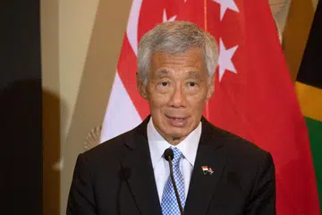 POSITIF COVID-19: Perdana Menteri, Encik Lee Hsien Loong telah diuji positif bagi Covid-19 setelah pulang daripada lawatan rasminya ke Afrika Selatan dan Kenya.