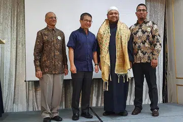 DUTA MUHIBAH: Ustaz Zahid (dua dari kanan) telah dilantik sebagai Duta Muhibah MKAC 28 September lalu di The Landmark. Beliau diiringi (dari kiri) Encik Ameerali, Encik Tong, dan Pengarah Eksekutif Kehormat, MKAC, Encik Mohamed Shah Reza Mohamed Anuar. - Foto MKAC