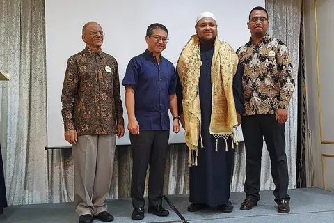 DUTA MUHIBAH: Ustaz Zahid (dua dari kanan) telah dilantik sebagai Duta Muhibah MKAC 28 September lalu di The Landmark. Beliau diiringi (dari kiri) Encik Ameerali, Encik Tong, dan Pengarah Eksekutif Kehormat, MKAC, Encik Mohamed Shah Reza Mohamed Anuar. - Foto MKAC