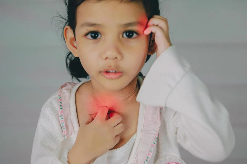 Anak yang alah pada sesetengah makanan mungkin mengalami kegatalan, masalah gastrousus seperti muntah, cirit-birit, sakit perut, serta masalah pernafasan seperti semput atau batuk. Malah terdapat alahan serius iaitu anafilaksis yang boleh menyebabkan sesak nafas, tekanan darah rendah dan kematian jika tidak dirawat segera.