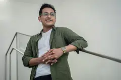 SELONGKAR KISAH BINTANG FILEM LAMA: Sebagai peneraju watak Jamil Sulong dalam filem Showtime 1958, Shah Iskandar, antara lain perlu meninjau kandungan diari usang pengarah legenda itu yang mengandungi banyak catatan tentang zaman kegemilangan filem Melayu yang terjejas dek wujudnya televisyen hitam putih dan pasaran filem yang dikuasai kerja seni dari Amerika, Hongkong dan India. - Foto BH oleh NUR DIYANA TAHA