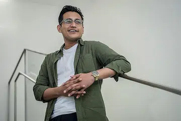 SELONGKAR KISAH BINTANG FILEM LAMA: Sebagai peneraju watak Jamil Sulong dalam filem Showtime 1958, Shah Iskandar, antara lain perlu meninjau kandungan diari usang pengarah legenda itu yang mengandungi banyak catatan tentang zaman kegemilangan filem Melayu yang terjejas dek wujudnya televisyen hitam putih dan pasaran filem yang dikuasai kerja seni dari Amerika, Hongkong dan India. - Foto BH oleh NUR DIYANA TAHA