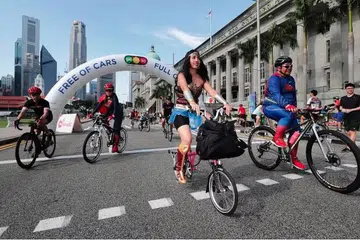 Orang ramai mengayuh basikal berdekatan Galeri Nasional Singapura semasa acara Bebas Kereta pada Ahad sekitar 2019. 