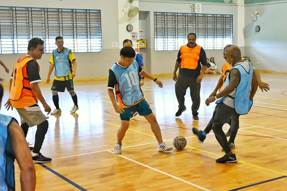 Sekitar 50 warga emas berusia 60 tahun ke atas kini menyertai kegiatan 'walking football’ anjuran AAC Orange Valley, yang diadakan setiap Khamis di Sekolah Rendah Fuchun.