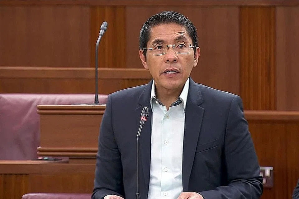 Dr Mohd Maliki Osman, Menteri Negara Kanan (Ehwal Luar merangkap Pertahanan).