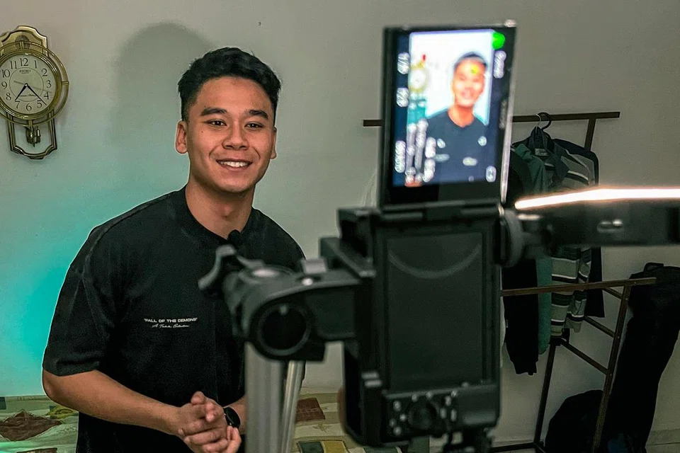 BERKONGSI PEDOMAN: Encik Ahmad Amsyar Mohd Adom merakamkan dirinya menggunakan kamera sendiri sebelum menyunting dan memuat naik video ke akaun Instagram dan TikTok.