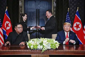 PELAKSANAAN PERJANJIAN JADI PERSOALAN: Encik Kim (kiri) dan Encik Trump selepas menandatangani perjanjian dokumen di Hotel Capella Sentosa kelmarin. Namun, persoalannya ialah sama ada kandungan perjanjian itu dapat dilaksanakan atau tidak. - Foto BH oleh KEVIN LIM