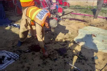 PENGEBOM BUNUH DIRI: Foto ihsan Perkhidmatan Penyelamat dan Kecemasan Pakistan ini menunjukkan anggota pasukan sedang menjalankan siasatan di tapak berlakunya letupan bom pada Ahad di daerah Bajauru, mengakibatkan sekurang-kurangnya 44 orang terbunuh dan lebih 100 yang lain cedera. 