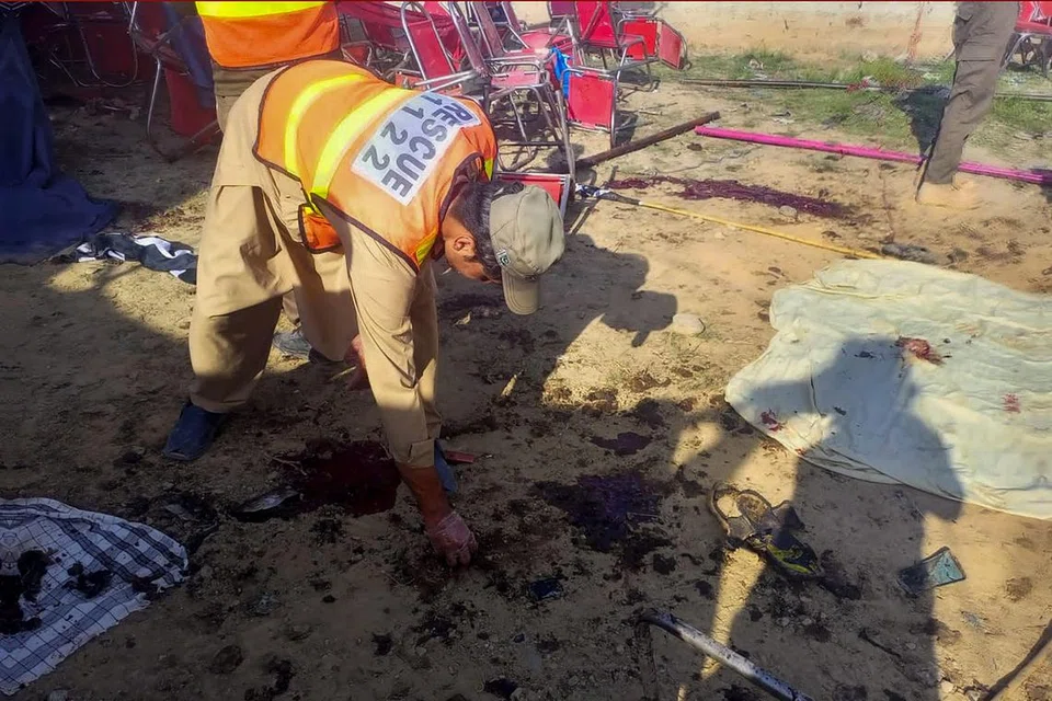 PENGEBOM BUNUH DIRI: Foto ihsan Perkhidmatan Penyelamat dan Kecemasan Pakistan ini menunjukkan anggota pasukan sedang menjalankan siasatan di tapak berlakunya letupan bom pada Ahad di daerah Bajauru, mengakibatkan sekurang-kurangnya 44 orang terbunuh dan lebih 100 yang lain cedera. 