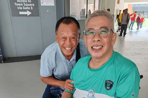 Bekas jurulatih, Narong Saiket (kiri), yang juga pernah mengalami angin ahmar telah memberikan kata-kata semangat dan menawarkan bantu bagi membantu proses pemulihan Rezal Hassan.