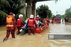 SELAMATKAN MANGSA BANJIR: Jabatan Bomba dan Penyelamat Malaysia (JBPM) Johor menjalankan operasi menyelamat mangsa banjir di Kampung Baru Muafakat, Gelang Patah, Johor Bahru. - Foto JBPM