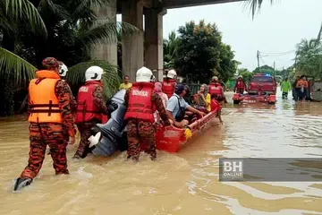 SELAMATKAN MANGSA BANJIR: Jabatan Bomba dan Penyelamat Malaysia (JBPM) Johor menjalankan operasi menyelamat mangsa banjir di Kampung Baru Muafakat, Gelang Patah, Johor Bahru. - Foto JBPM