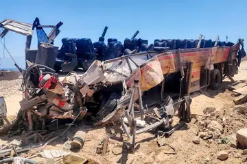 Keadaan bas yang remuk selepas terbalik di jalan Dahab-Nuweiba di wilayah Sinai Selatan, Mesir, pada 2 September. Bas itu membawa 43 penumpang ketika kemalangan berlaku, mengorbankan sekurang-kurangnya 22 orang dan mencederakan 28 yang lain.