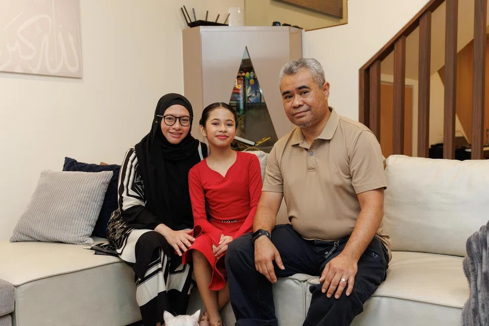 KELUARGA SENI: Nurul Aleesya Irwan bersama ibunya, Cik Azrina Ahmad,  bekas penyanyi bersama Live Records; dan bapanya, Encik Irwan Abdul Rahman, yang pernah menganggotai kumpulan pancaragam Pasukan Polis Singapura (SPF).