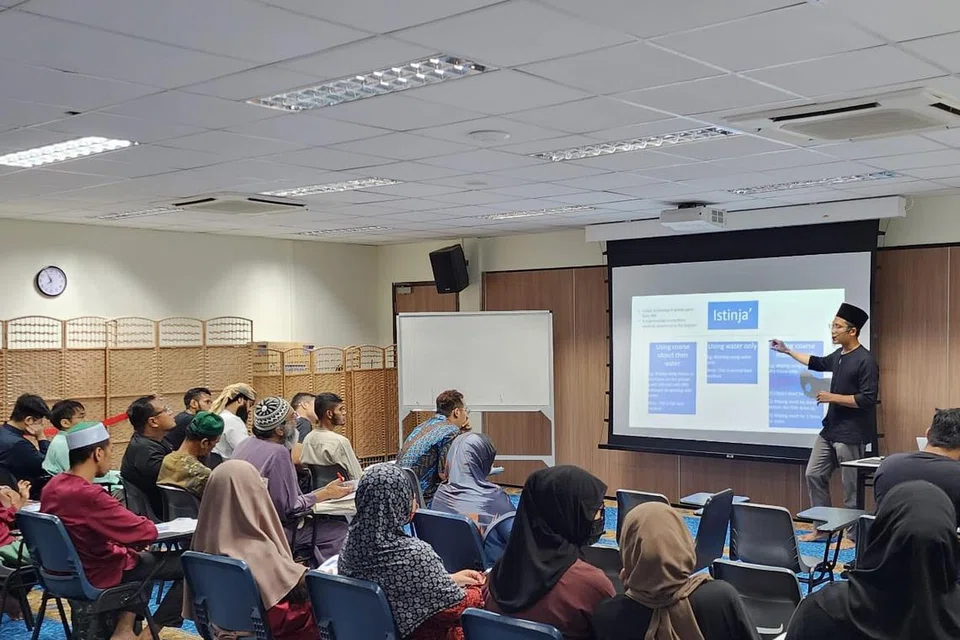 Ilmu dan pendidikan rohani penting bagi kesemua peringkat usia, daripada anak-anak sehinggalah ibu bapa. Terdapat banyak isu yang berlaku pada zaman ini, dan hanya dengan pendidikan ukhrawi yang mencukupi kita mendapat panduan dan kompas untuk menghadapi masa sukar dan membingungkan.