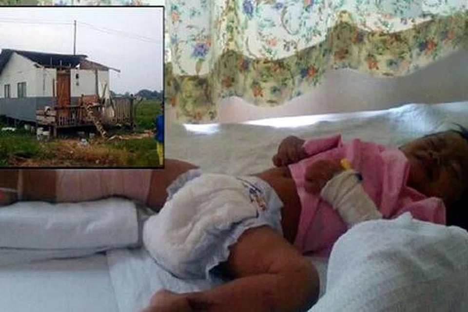MUJUR SELAMAT: Bayi berusia 18 bulan ini mengalami patah paha kanan setelah diterbangkan ribut sejauh 150 meter dari rumahnya. - Foto METRO AHAD