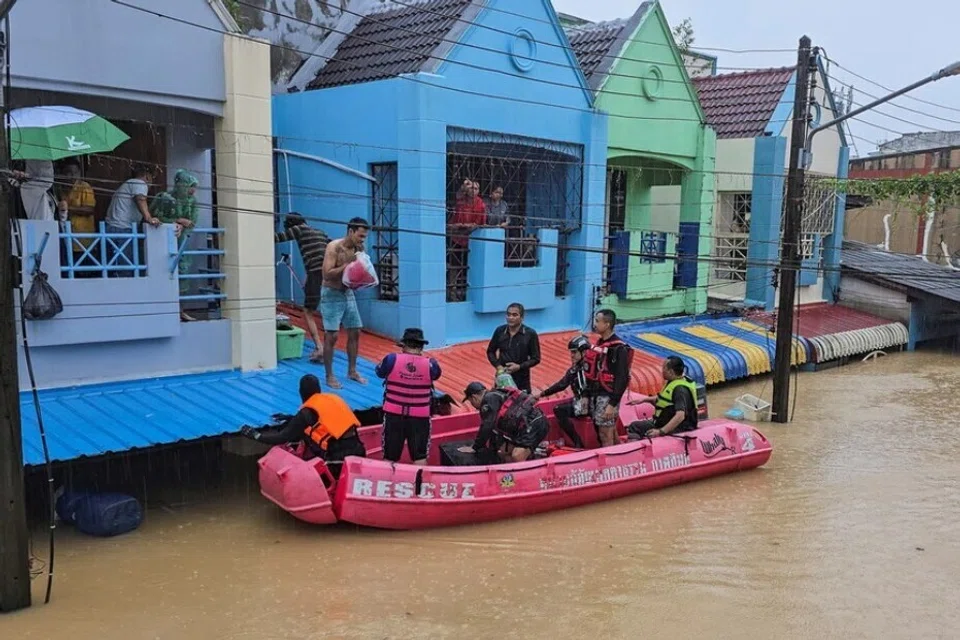 Anggota pasukan penyelamat mengagih bekalan kepada penduduk yang terperangkap di kawasan banjir di daerah Hat Yai, wilayah Songkhla, pada 24 November.