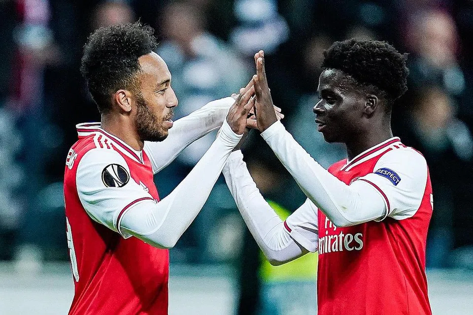 ARSENAL KEMBALI MENANG: (Dari kiri) Aubameyang dan Saka meraikan jaringan gol semasa kemenangan 3-0 ke atas Eintracht Frankfurt dalam perlawanan Kumpulan F Liga Europa di Stadium Commerzbank-Arena, Jerman, kelmarin. - Foto AFP 