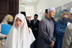 Anak lelaki pengasas Al-Arqam, As’aari Muhammad, Muhammad ‘Athoullah (tiga dari kanan) dan isterinya, Ummu Habibah Raihan (depan) nafi hina agama Islam dengan memiliki tiga penerbitan termasuk gambar pengasas Al Arqam. 
