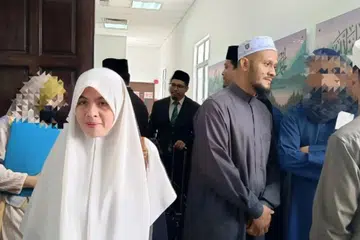 Anak lelaki pengasas Al-Arqam, As’aari Muhammad, Muhammad ‘Athoullah (tiga dari kanan) dan isterinya, Ummu Habibah Raihan (depan) nafi hina agama Islam dengan memiliki tiga penerbitan termasuk gambar pengasas Al Arqam. 