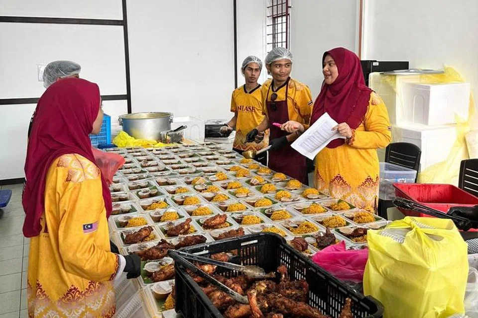 Pengusaha Nasi Khao Mok, Cik Dania Sidek (paling kanan), menyediakan ribuan pek menu berkenaan di kilang mereka dengan bantuan kira-kira 30 pekerja untuk memenuhi permintaan pelanggan.