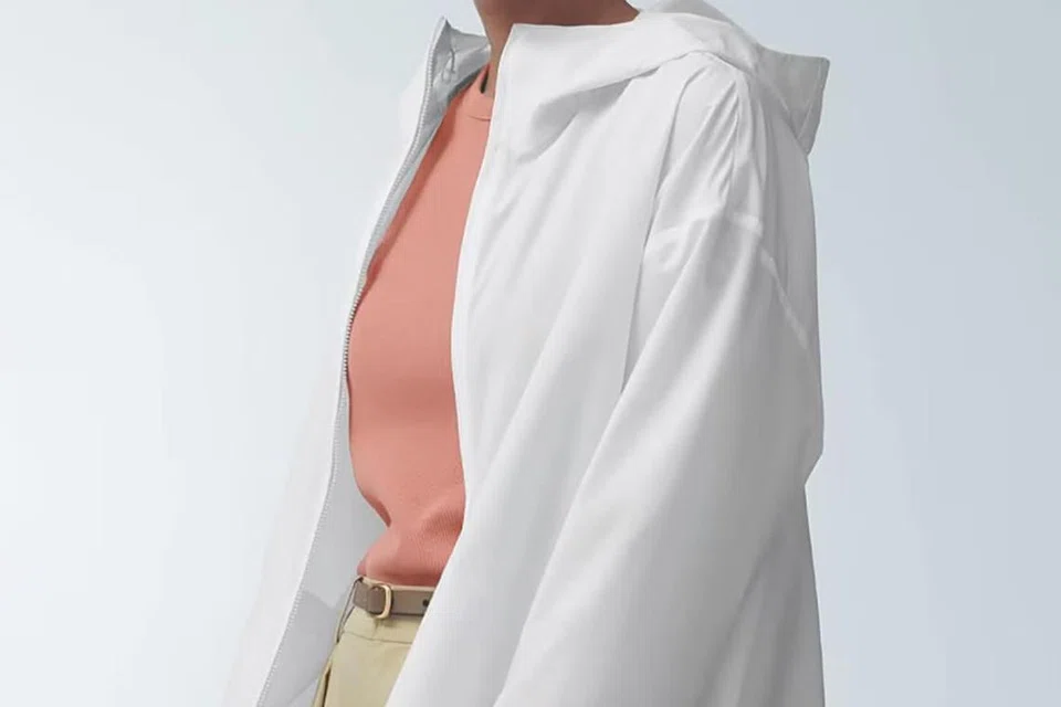Parka dengan perlindungan UV berserta poket ($$49.90) dari Uniqlo.