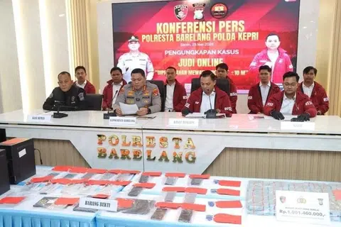 Ketua Polis Batam, Rempang dan Galang, Encik Anggoro Wicaksono (depan, dua dari kiri), semasa sidang media di Batam pada 25 Mei.