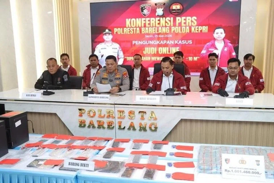 Ketua Polis Batam, Rempang dan Galang, Encik Anggoro Wicaksono (depan, dua dari kiri), semasa sidang media di Batam pada 25 Mei.