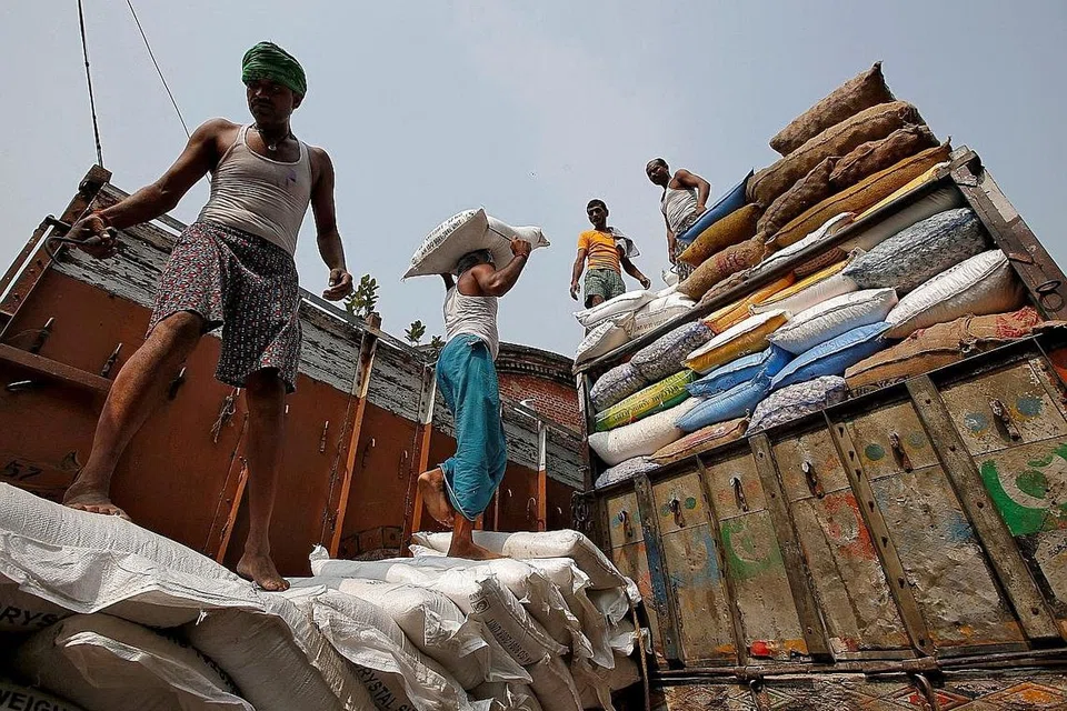 SEKAT EKSPORT GULA: India akan menyekat eksport gula buat kali pertama dalam tempoh enam tahun untuk mengelak lonjakan harga domestik, namun ini akan memberi tekanan kepada bekalan dan kenaikan harga makanan di peringkat sejagat. - Foto REUTERS