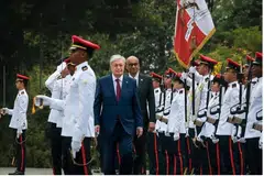 Presiden Kazakhstan, Encik Kassym-Jomart Tokayev, menerima sambutan penuh istiadat di Istana pada 23 Mei diiringi Presiden Tharman Shanmugaratnam.